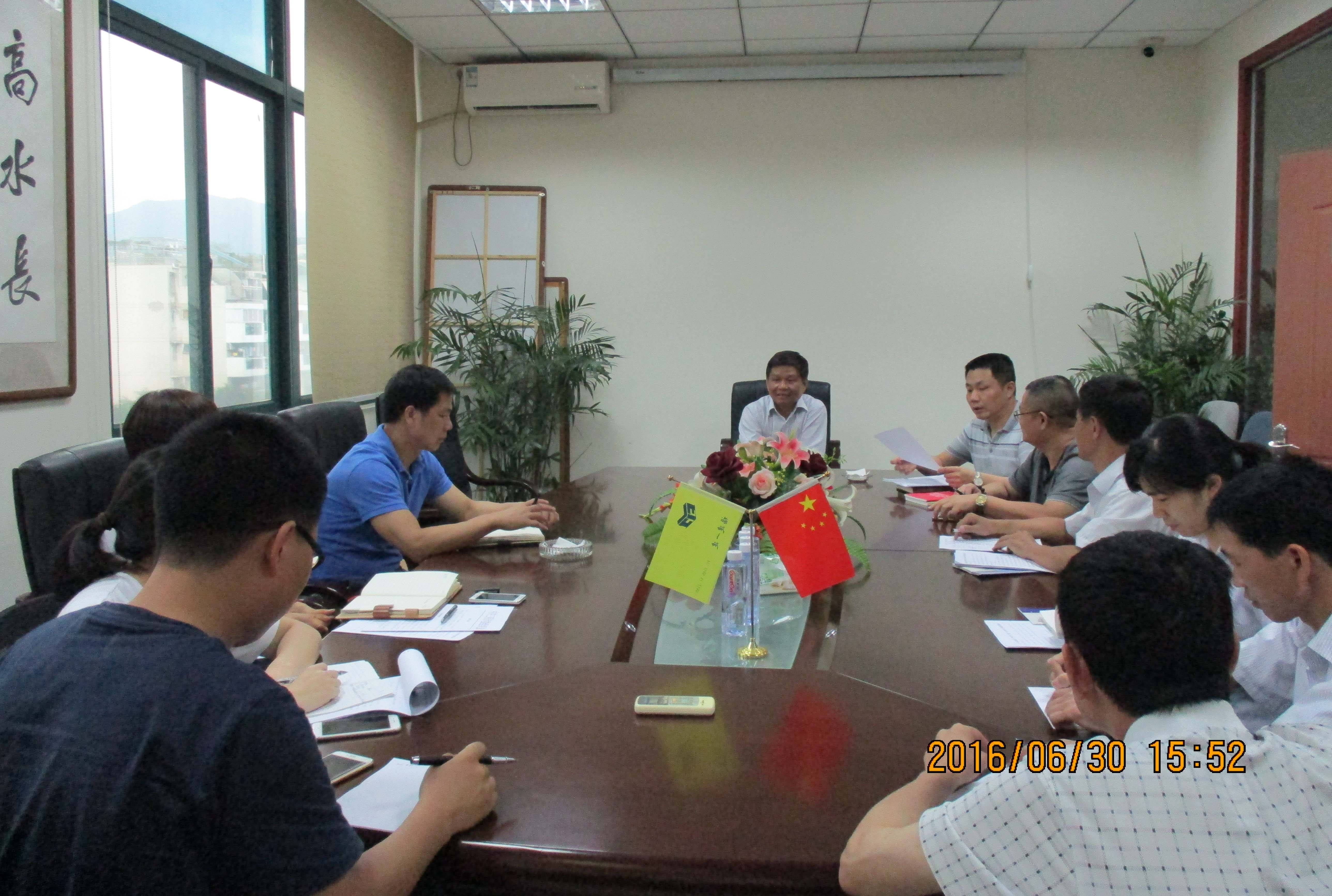 党委书记在内江分公司党支部讲授.jpg 党委书记在内江分公司党支部讲授.jpg